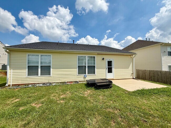 Building Photo - Three bedroom, 2 bath house in Greensboro