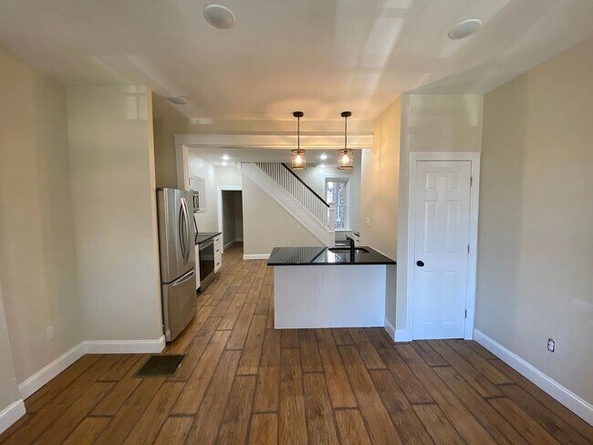 Building Photo - 445 Manor St