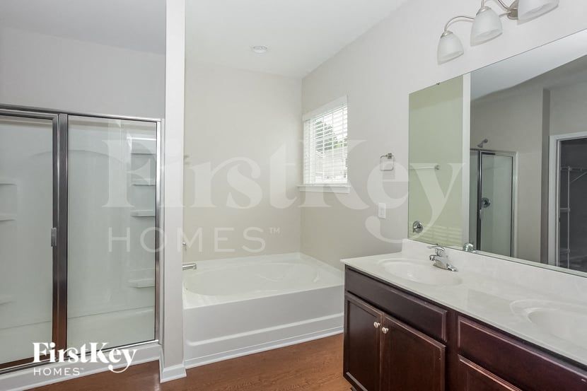 Building Photo - 133 Kingsway Dr