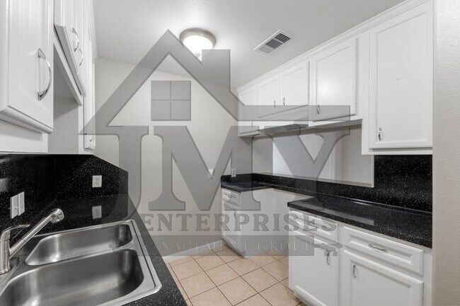 Building Photo - 815 Cravens St