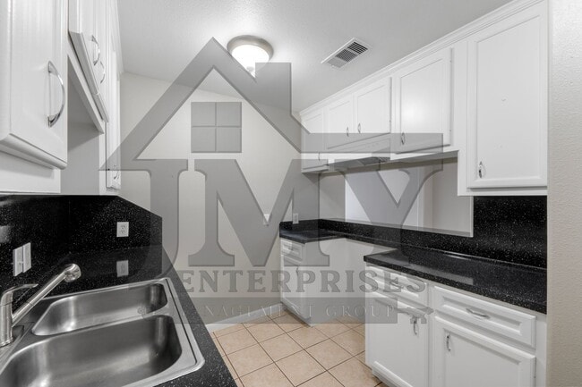 Building Photo - Duplex For Lease