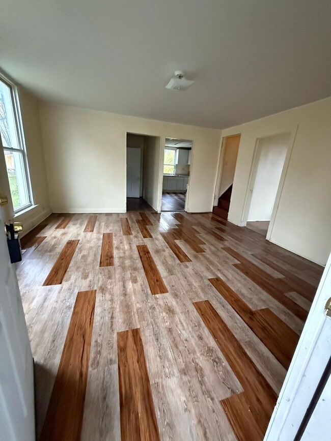 Building Photo - 3 bedroom house fenced yard