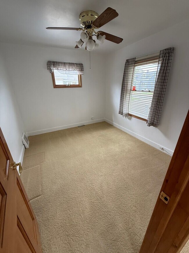 Building Photo - 3 Bed 1 Bath