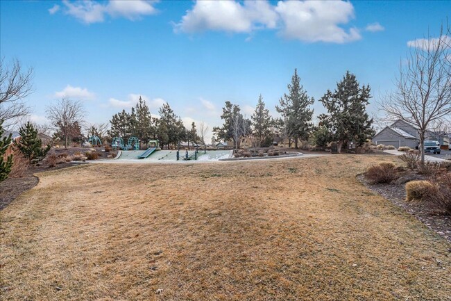 Building Photo - 3Bed/2.5Bath Single Family Home in NE Bend...