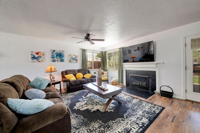 Building Photo - Fully Furnished 3-Bedroom Home Near Petroglyph Monument