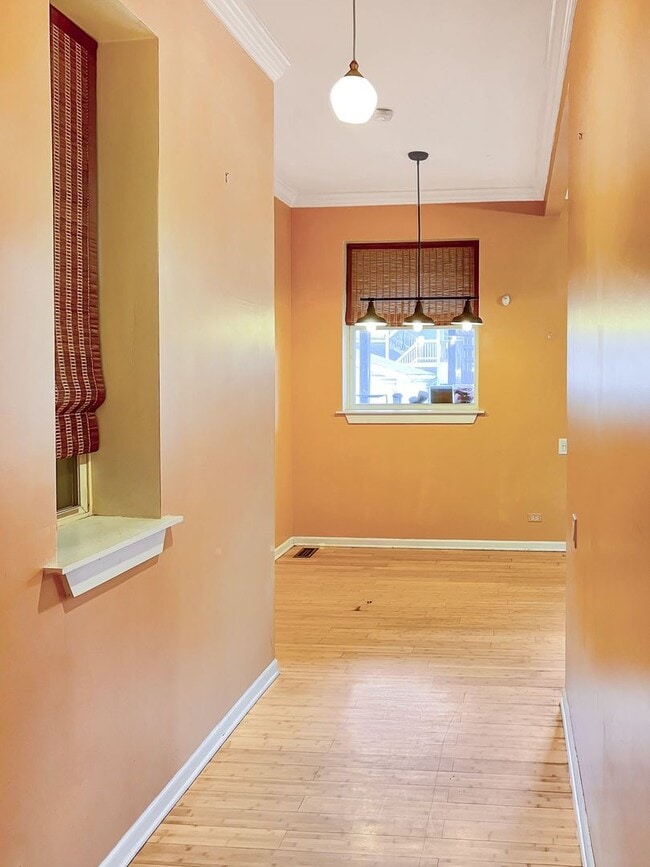 Building Photo - 2649 W Evergreen Ave