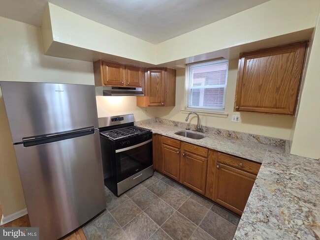 Building Photo - 553 Fanshawe St