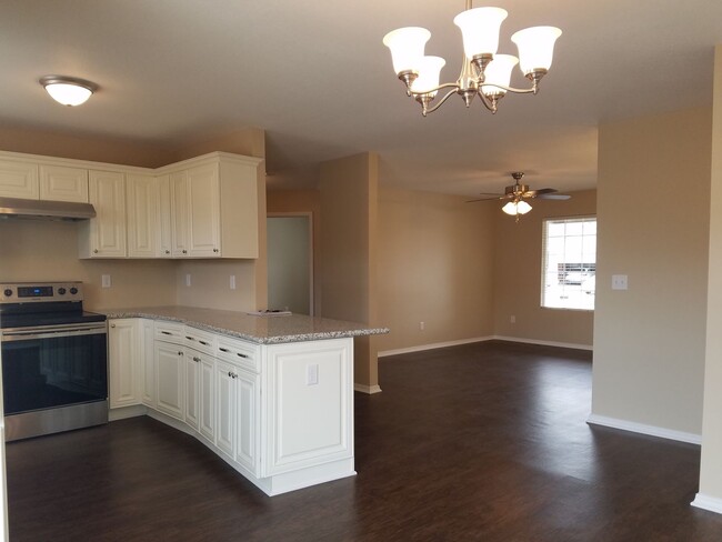 Building Photo - Large 4 Bedroom, 3 Bathroom!