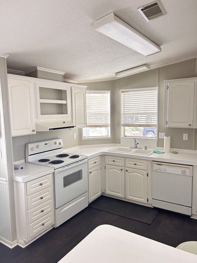 Building Photo - 38816 Bronco Dr