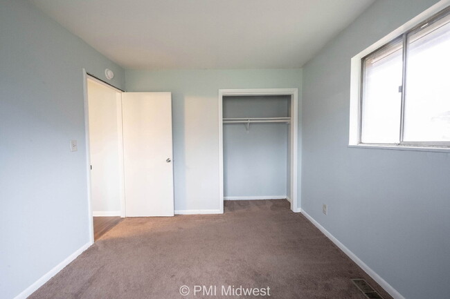 Building Photo - "Charming 2-Bed Duplex Gem on North Leland...