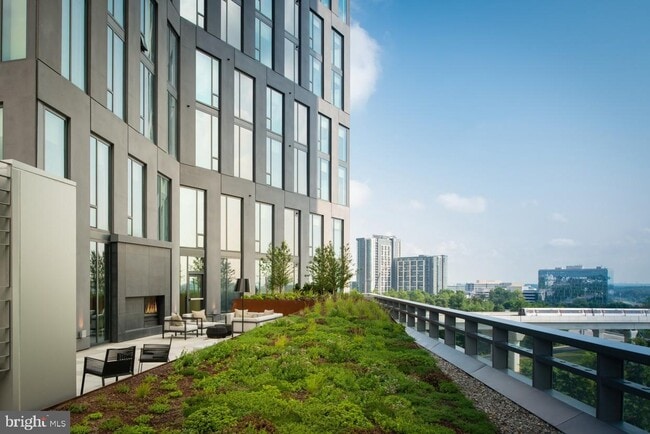 Building Photo - 7902 Tysons One Pl