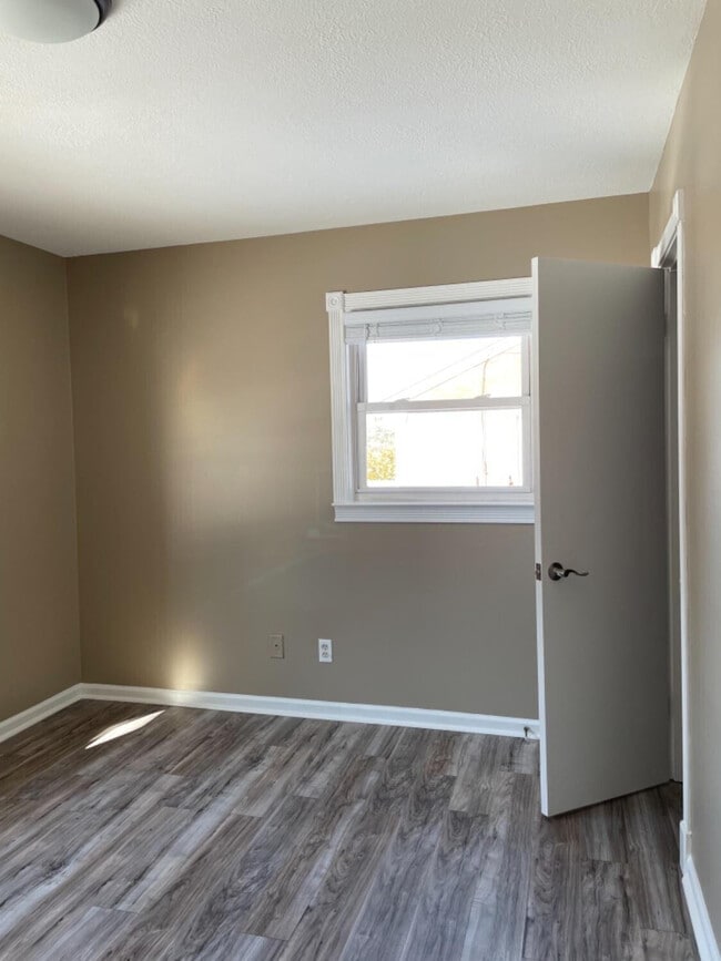 Building Photo - 2470 Millbrook Dr