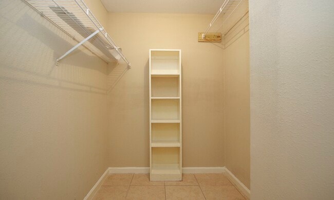 Building Photo - 2822 S Bartell Dr