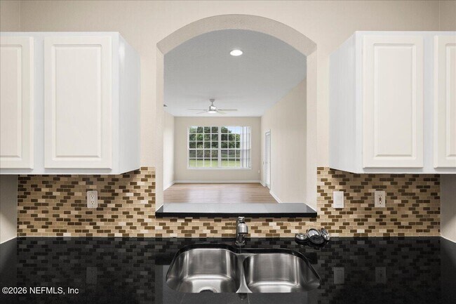 Building Photo - 10550 Baymeadows Rd