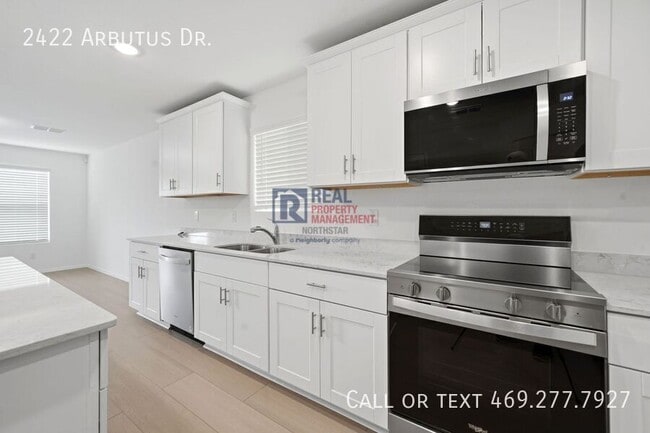 Building Photo - 2422 Arbutus Dr