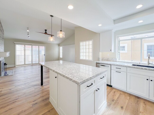 Building Photo - Tustin 2 Bed 2 Bath Home - Wood Floors - C...