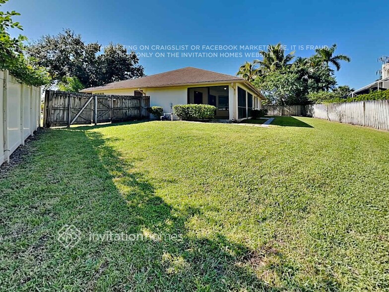 Building Photo - 102 Royal Ct