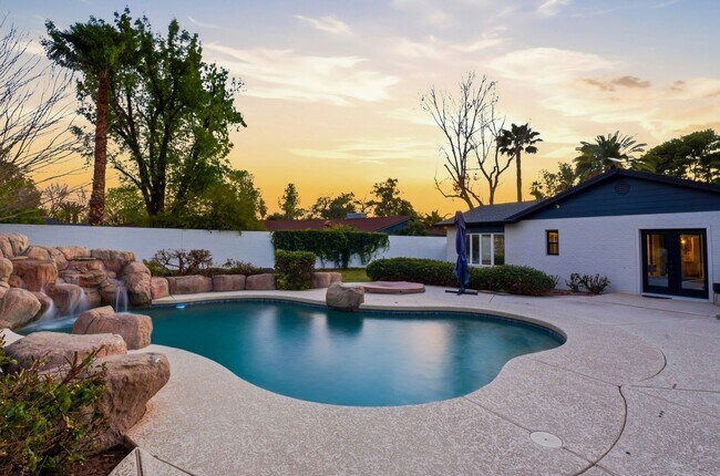 Building Photo - FULLY FURNISHED EXECUTIVE PHOENIX COUNTRY CLUB HOME IN GATED COMMUNITY