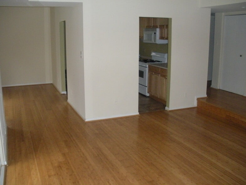 living room/kitchen/dining - 11843 Shire Ct