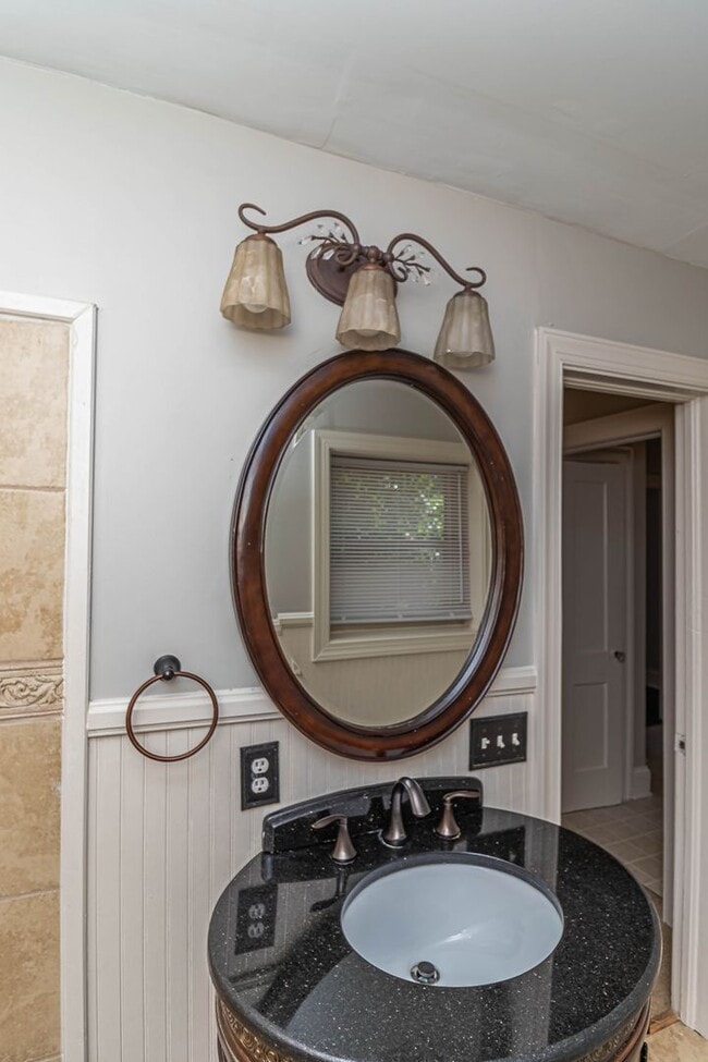 Building Photo - CHARMING 2 Bedroom/1 Bathroom w/ Bonus Roo...