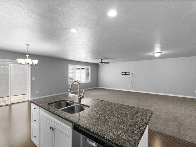 Building Photo - Stunning Bluffdale Home