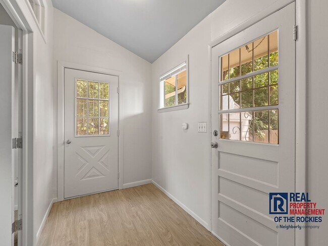 Building Photo - Spacious Home Near CSU w/ Flexible Basemen...