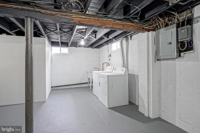 Building Photo - 10 Garfield Ave