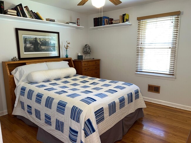 Building Photo - 727 Banks Terrace SE