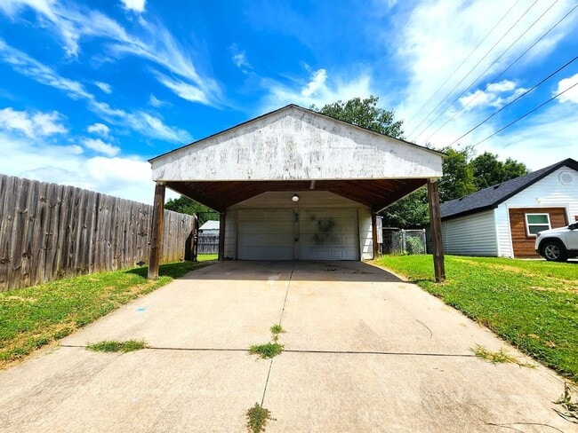 Building Photo - 2 Bed 1 Bath 2 Covered Carport in Corbin P...