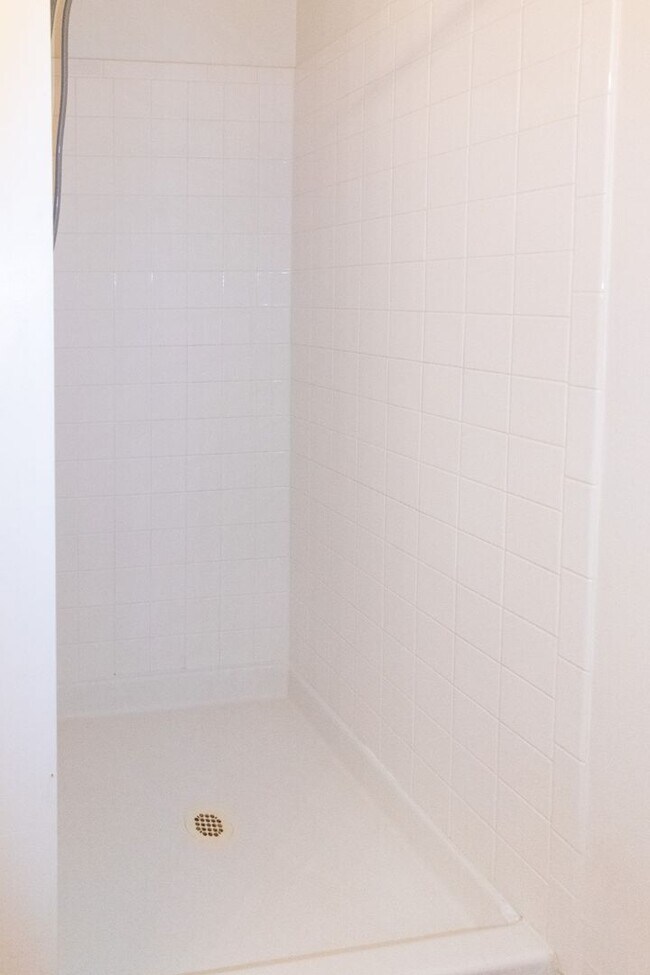 Building Photo - Bright & Updated 2 BD 2 BA Condo Conveniently located in Alexandria, VA