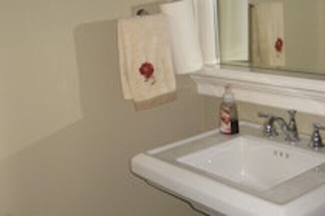 Building Photo - 4bd/3.5Ba Bothell Sanctuary
