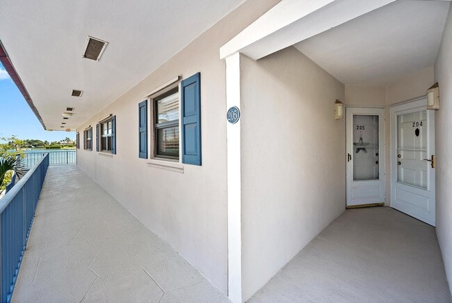 Building Photo - 755 Saturn St