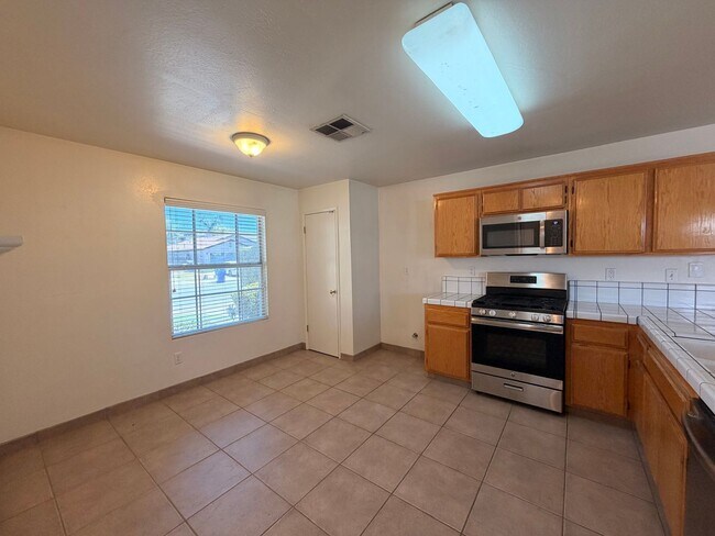 Building Photo - NW Bakersfield home!