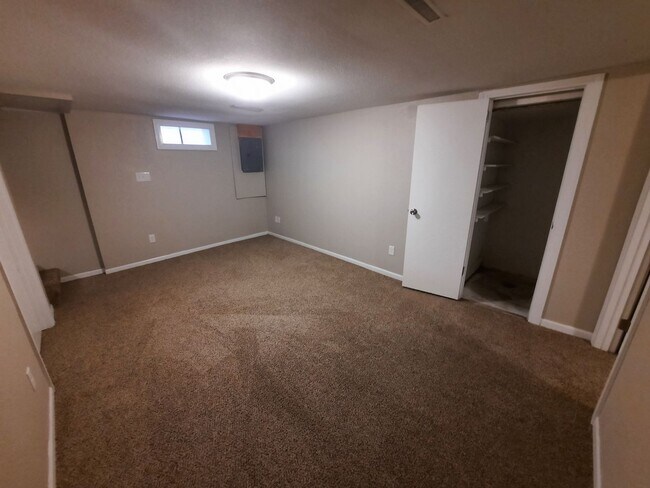 Building Photo - 3 Bedroom, 1 Bathroom Home!