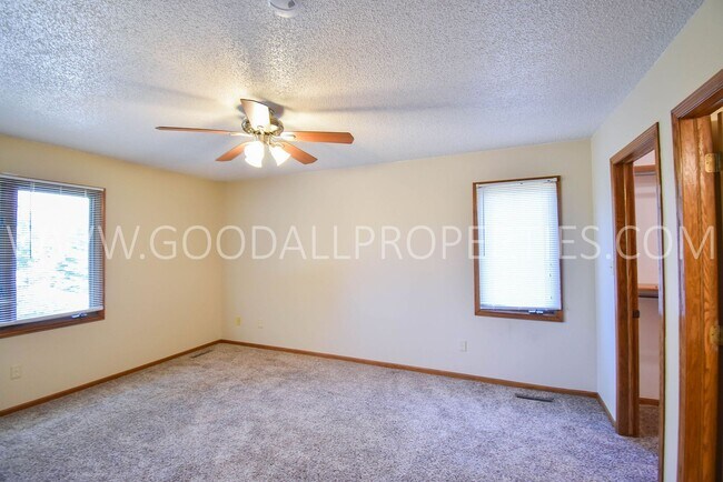 Building Photo - Charming 3 Bedroom in West Des Moines Home for Rent