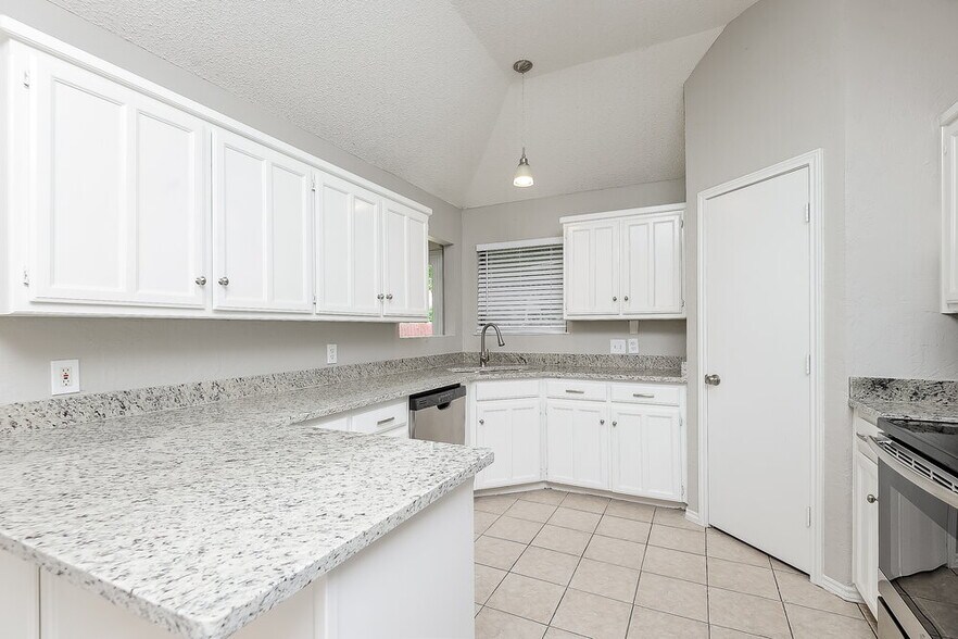Building Photo - 6504 Running Creek Dr