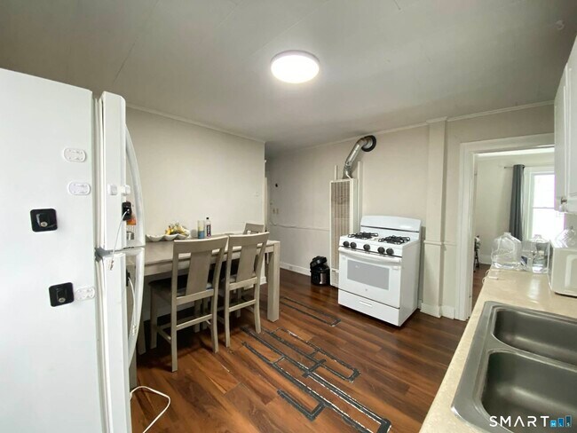 Building Photo - 70 Woodbine St