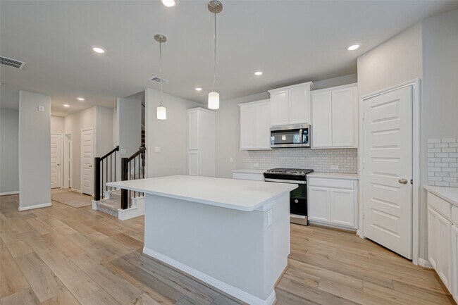 Building Photo - 1526 Lakeline Oak Dr