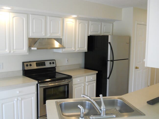 Building Photo - 911 Jasmine Dr