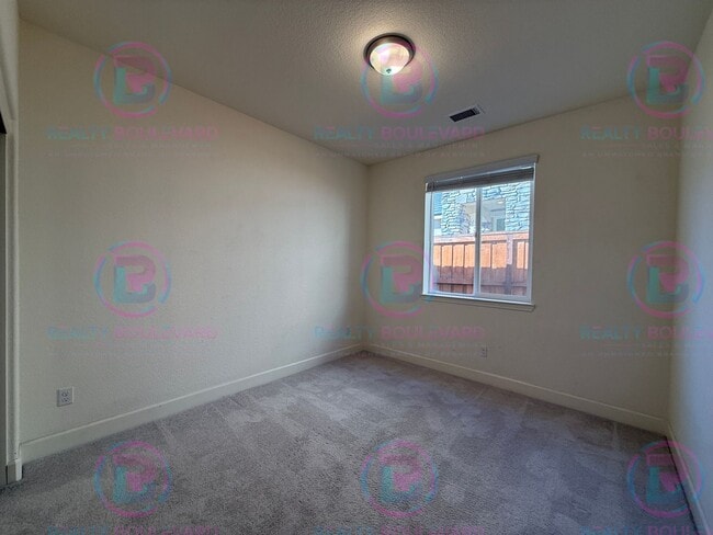 Building Photo - Gorgeous Newer 3 Bedroom Home! Located off...