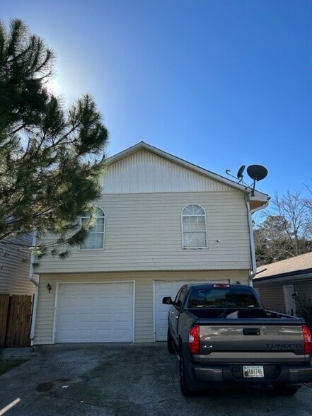 Building Photo - 930 Bobcat Ct