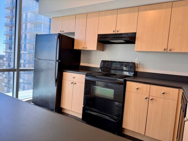 Building Photo - Beautiful Downtown Condo