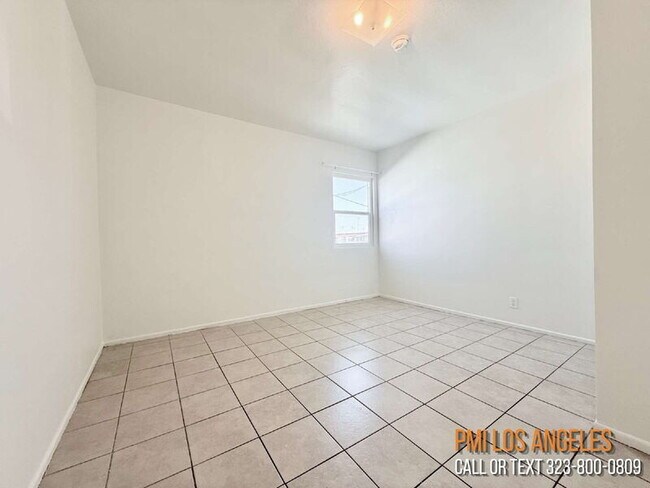 Building Photo - 943 W 68th St