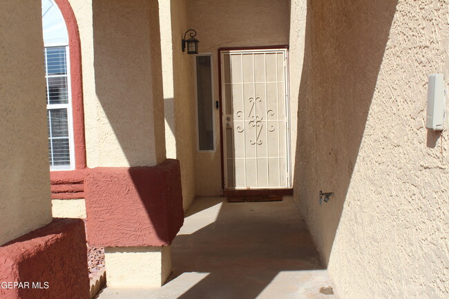 Building Photo - 10888 Loma Baja Pl