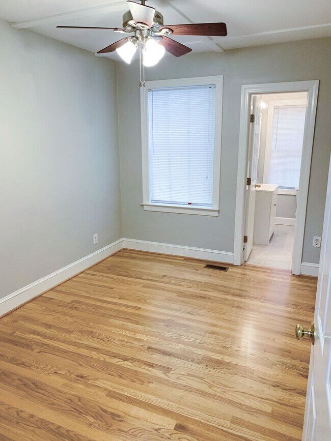 Building Photo - Fenced in 4 bedroom home for 4 or 3 people!