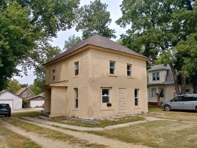 Building Photo - 4 Bedrooms/2 Bath Home