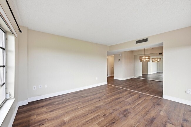 Building Photo - 4158 Inverrary Dr