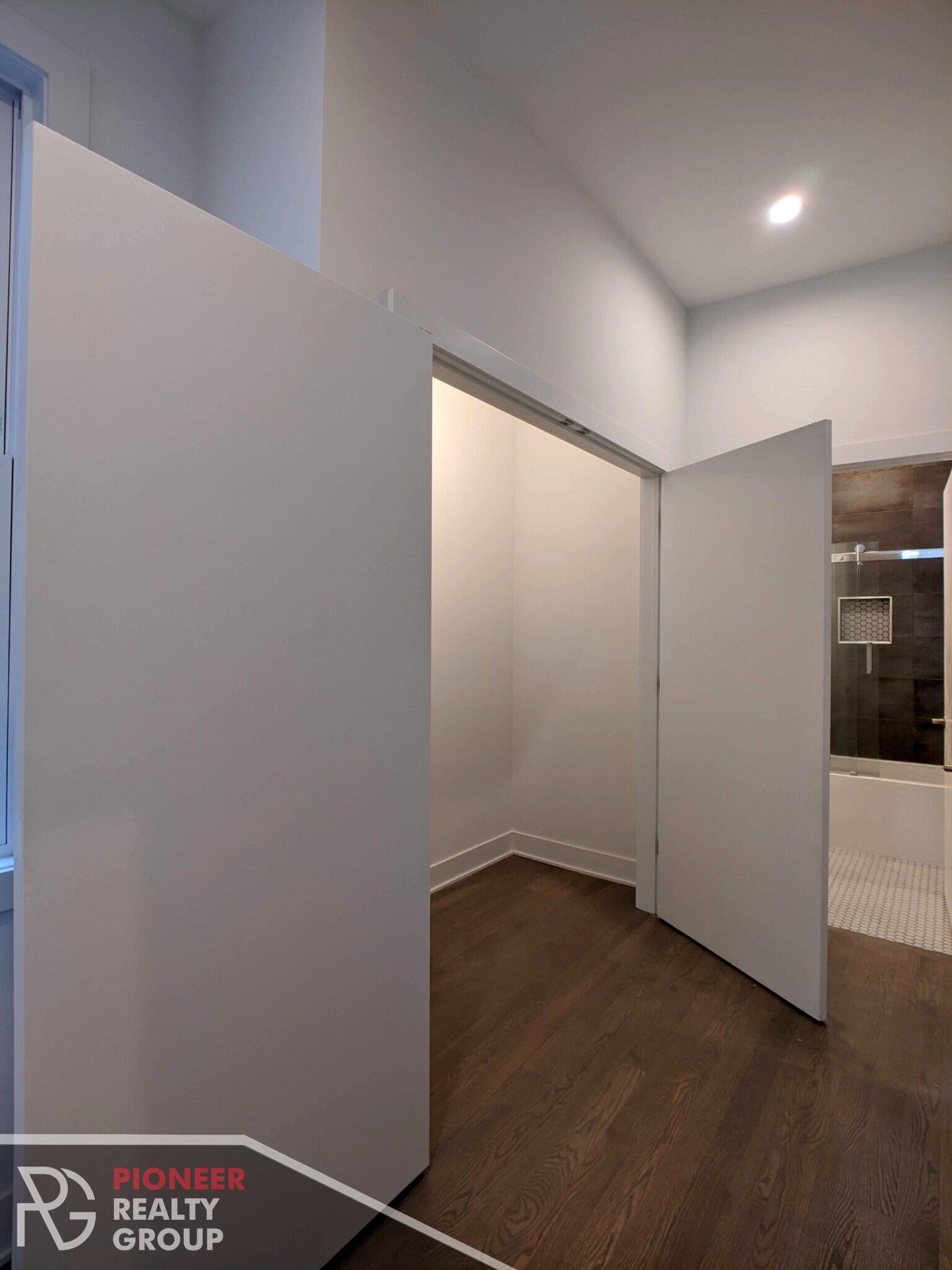 Building Photo - 2120 W Belmont Ave