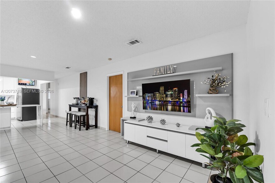 Building Photo - 980 W 43rd Pl