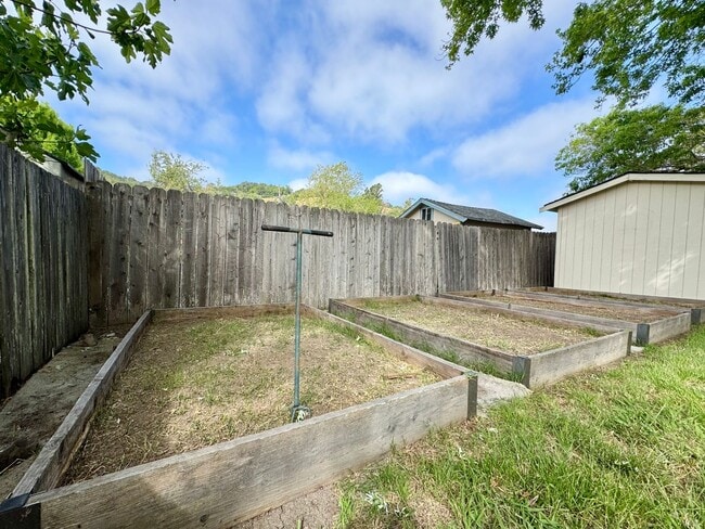 Building Photo - TENTATIVELY RENTED 3 Bedrooms, 1 1/2 Bathr...